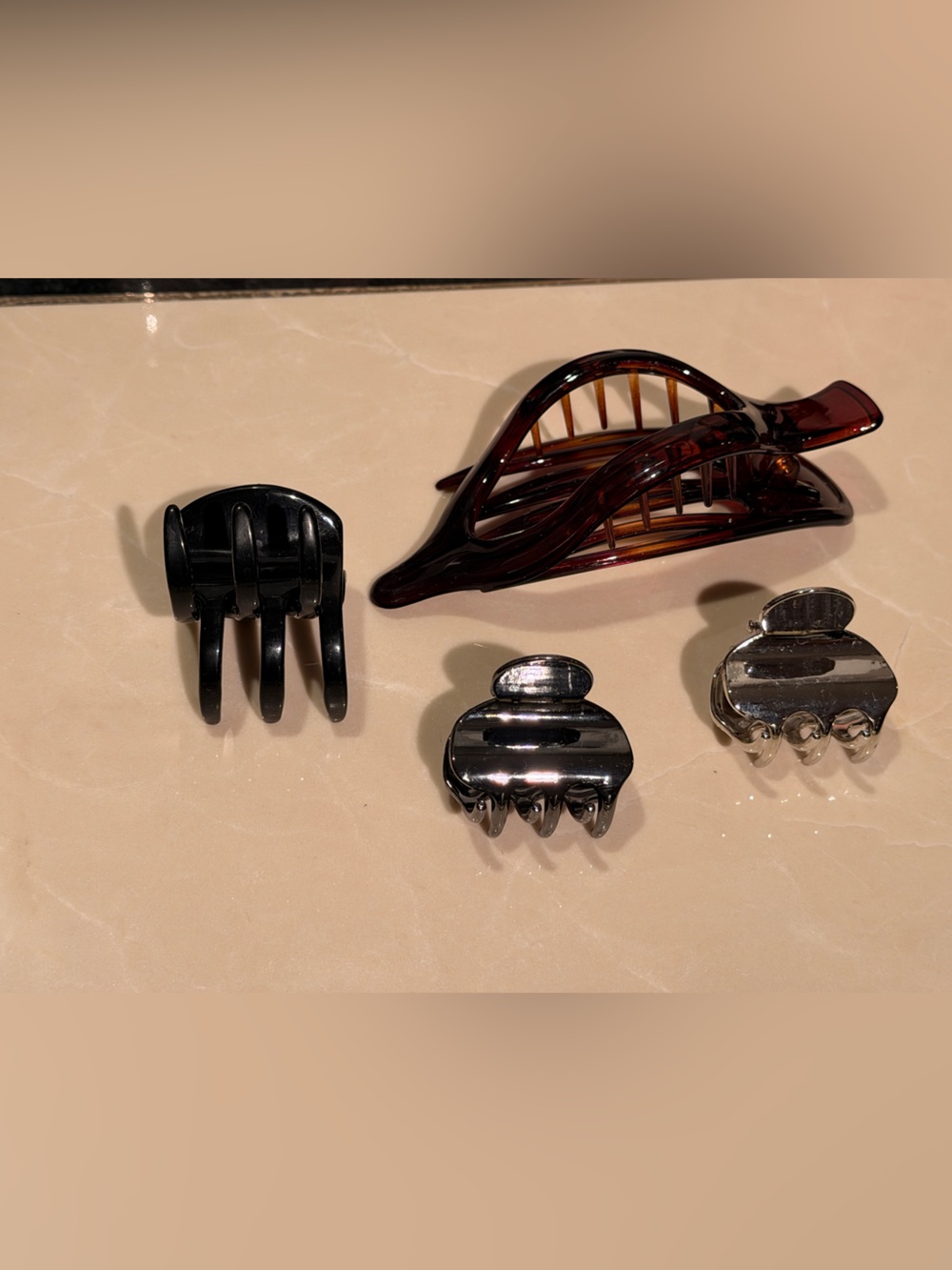 ~Hair Claw Clips lot of 4 Various Sizes